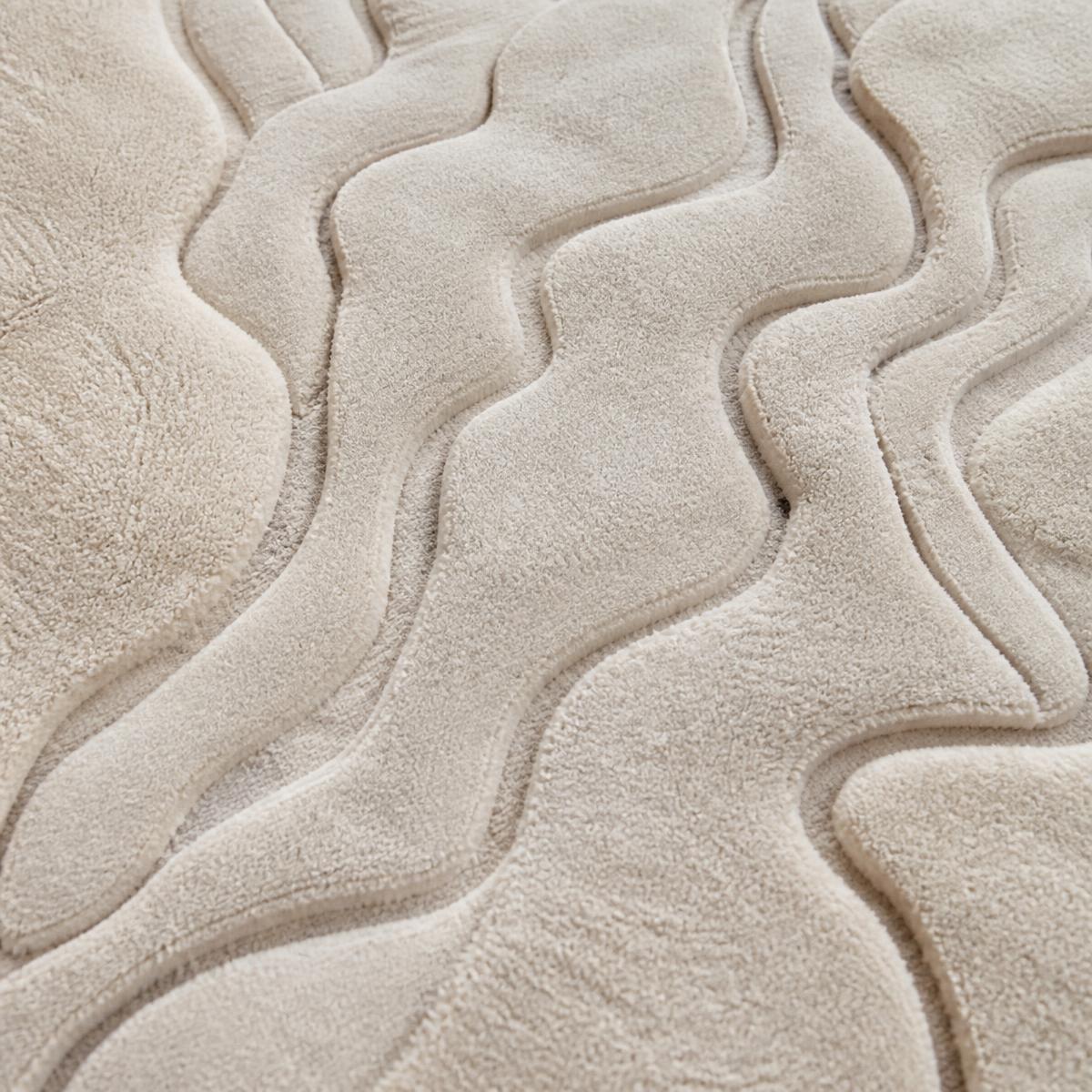 Close detail of the Egyptian Tiger wool rug construction and finished edge